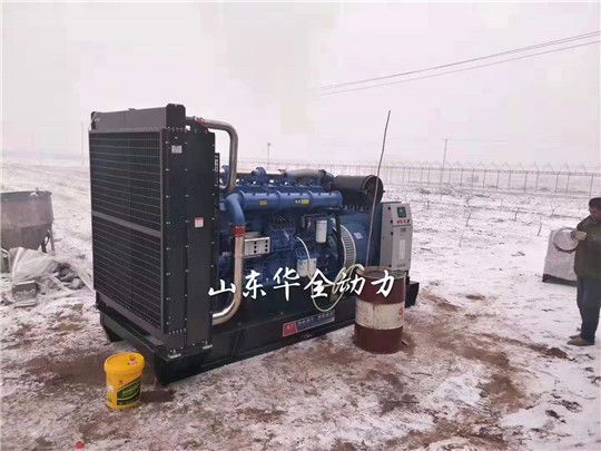 華全集團工作人員冒雪為客戶調試玉柴1000kW發電機組